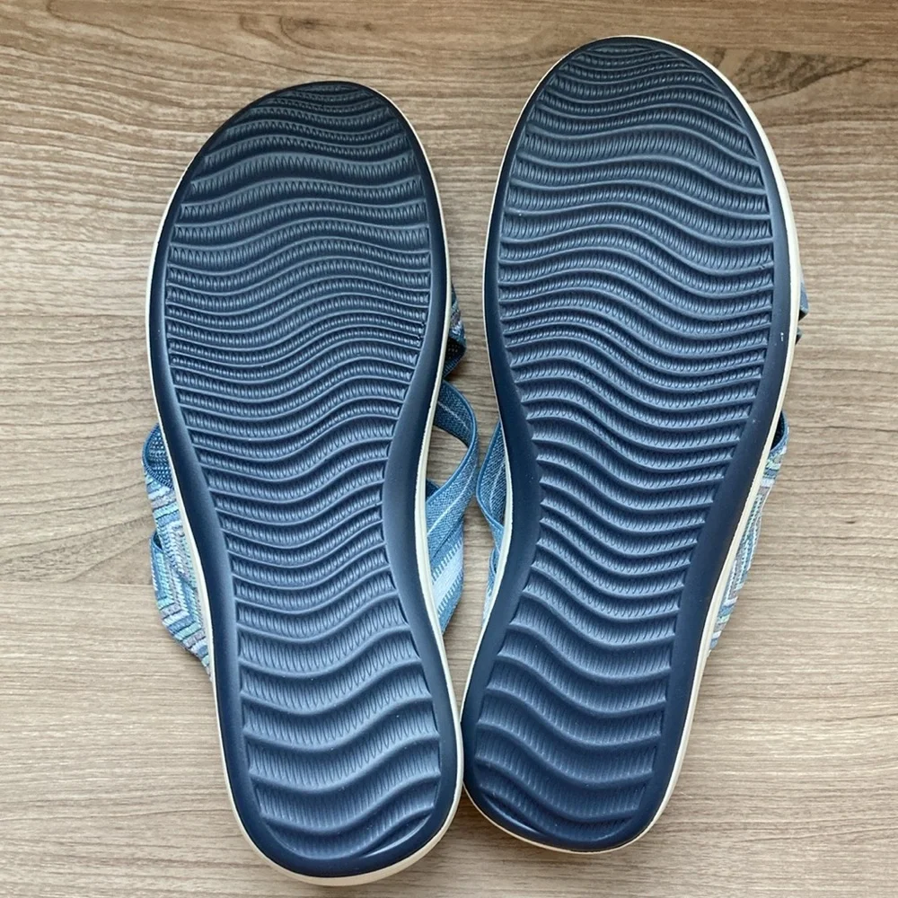 Two pairs of slide in sandals blue tan 7 -7,5